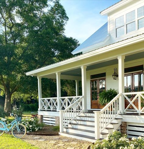 Cotton Blue Cottage | Steffany on Instagram: “Good vibes 💙 . . . . . . #cottagecharm #cottage #cottagestyle #cottagesandbungalows #design #decor #exteriordesign #farmhousedecor…” Southern Front Porch Ideas, Mobile Home Porches, Porch Railing Designs, Low Country Homes, Front Porch Inspiration, Front Porch Railings, Railing Designs, Cottage Porch, Homestead House