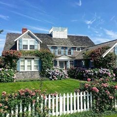 House With Flowers, Front Of A House, Nantucket Style Homes, Nantucket Style, White Picket Fence, Style Cottage, Beach Cottage Style, Design Exterior, Picket Fence