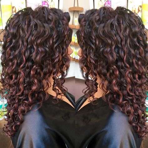 686 Likes, 26 Comments - Rachael (@rachael_devacurl) on Instagram: “Freehand Pintura Highlights ✔️ #texturetuesday @modernsalon @mydevacurl @behindthechair_com” Curly Brown Hair With Balayage, Auburn Hair And Highlights, Maroon Highlights On Dark Hair Curly, Cool Red Highlights, Dark Brown Red Hair Curly, Pintura Curly Hair, Auburn Curly Hair With Highlights, Dark Auburn Hair Color Balayage, Dark Red Highlights Curly Hair