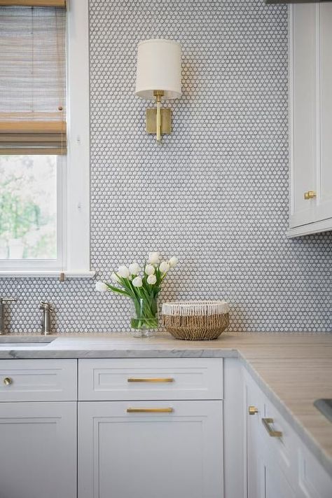 25 Penny Tile Backsplashes To Add Interest To Your Kitchen - Shelterness Penny Tiles Kitchen, Penny Tile Backsplash, Penny Tiles Bathroom, Penny Tiles, Penny Backsplash, Floor To Ceiling Cabinets, Grey Kitchen Island, Neutral Kitchen, Penny Tile