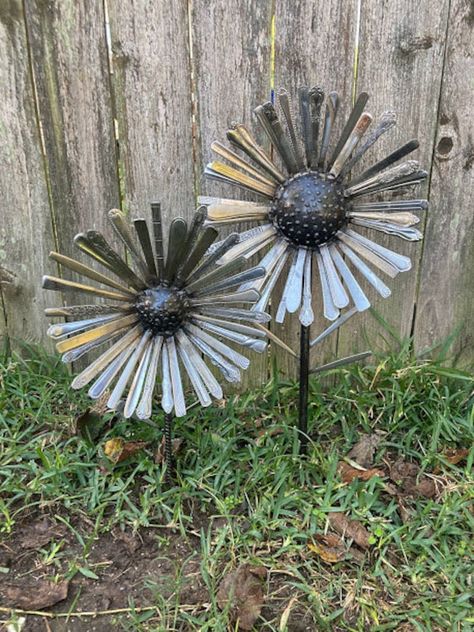 Rusty Metal Garden Art, Metal Flowers Garden, Junk Metal Art, Metal Welding Art, Welded Metal Projects, Horseshoe Crafts Projects, Silverware Crafts, Silverware Art, Upcycle Garden