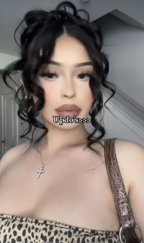 Hair Do Up, Prom Hair Latina, Wing Hairstyles, Baddie Mexican Hairstyles, Hair For Dancing, Prom Hairstyles For Long Hair Latina, Hair Styles For Long Hair Latina, Hairstyles Latina Hair, Fresita Hair Styles