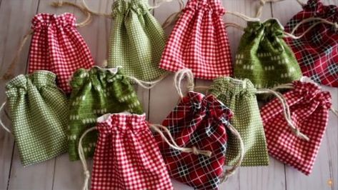 5 Minute Gift Bag -DIY Sewing Tutorial | DIY Joy Projects and Crafts Ideas Diy Sew Gift Bag, Sewing Gift Bags Patterns, Cloth Christmas Bags, How To Make Goodie Bags, Fabric Gift Bag Patterns, Small Cloth Bag, Sewing Gift Bags How To Make, Fabric Gift Bags Diy Free Pattern Sewing, Sewed Gift Bags