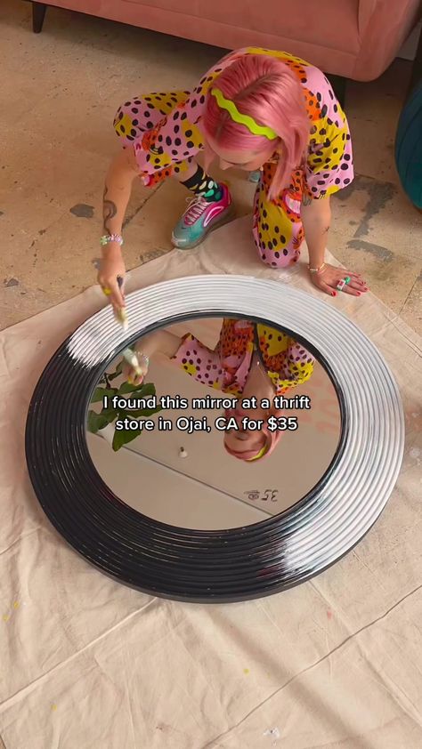 Round Mirror Makeover, Funky Diy Home Decor, Redo Mirror Frame, Diy Mirror Painting Ideas, Fuzzy Mirror, Redo Mirror, Diy Mirror Design, Mirror Redo, Gold Circle Mirror