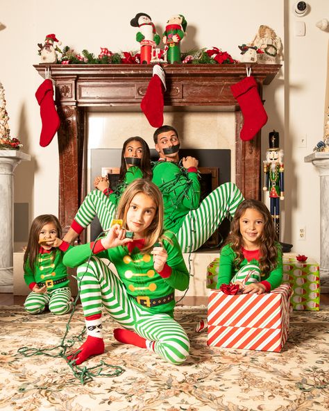 A funny twist for your holiday cards! @tiff_we @closingwithcory Funny Xmas Photos, Fun Family Photos Christmas, Funny Family Holiday Cards, Funny Holiday Cards Photo Ideas, Group Christmas Photos, Funny Christmas Pictures Family, Funny Christmas Photoshoot, Funny Family Christmas Pictures, Christmas Pajama Pictures