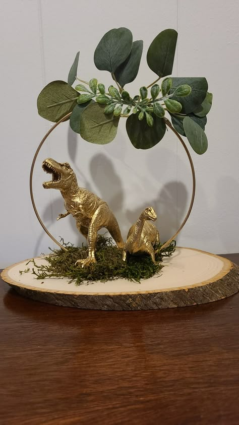 Dinosaur Party Centerpiece, Fête Jurassic Park, Safari Centerpieces, Dinosaur Wedding, Jurassic Park Birthday Party, Dinosaur Plant, Dinosaur Baby Shower Theme, Jurassic Park Party, Dinosaur Birthday Theme