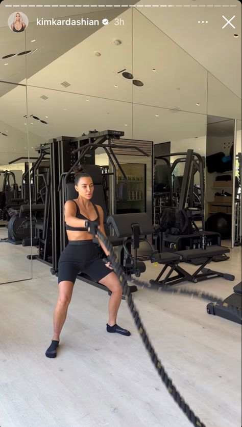 Kim Kardashian Gym Room, Kim Kardashian Home Gym, Kim K Home, Kim Kardashian Gym, Kardashian Gym, Kardashian Mom, Kardashian Houses, Kim Kardashian Workout, Kim K House