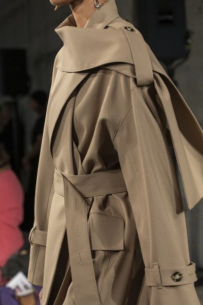 Mode Mantel, Gender Fluid Fashion, Techwear Fashion, Illustration Fashion Design, Coat Design, Abaya Fashion, 가을 패션, Mode Inspiration, Proenza Schouler