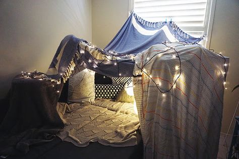 Do you know what was fun when you were a kid, and are still fun now?? Blanket Forts! They’re a magical place where you can feel toasty and warm and free from all of life's responsibilities. It has been many years since I’ve actually attempted to build any form of blanket fort, so here is a quick and easy guide for thos Blanket Forts, Blanket Fort, Tent Design, Make Blanket, Re A, Do You Know What, Magical Places, A Blanket, Tent