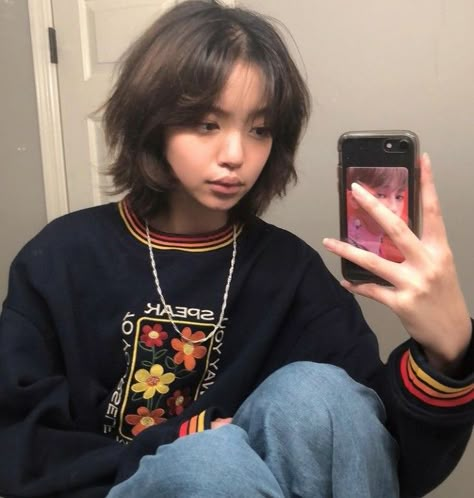 Short Woftcut For Girl, Cute Shirt Haircuts, Wolfcut Hair Short Wavy, Short Layered Hairstyle Women Round Face, Short Haircuts For Round Faces Wavy Hair, Jelly Haircut, Shirt Wolf Cut, Short Wolfcut, Haircuts For Round Face Shape