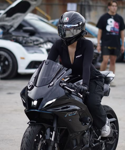 Motorcycle Outfits For Women Aesthetic, Motorcycle Woman Aesthetic, Motorcycle Girlfriend, Female Motorcycle Aesthetic, Female Motorcycle Riders Aesthetic, Motorcyle Woman Aesthetic, Biking Outfits, Moter Cycle Girl, Moter Cycles Girl