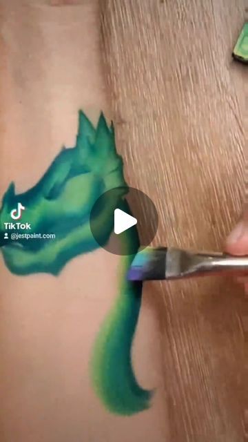 How to paint a dragon with one stroke cake One Minute Face Painting, Face Painting Tutorials Videos, Easy Face Painting Ideas For Kids Boys, Face Paint Videos, Quick Face Paint, Dinosaur Face Paint, Dragon Face Paint, Witch Face Paint, Dragon Face Painting