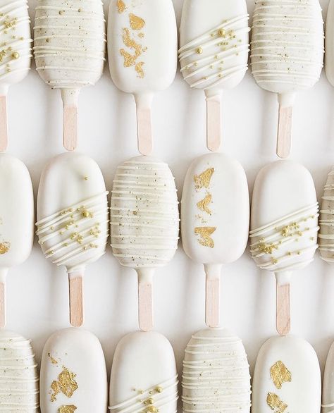 White Cakesicles, Fancy Cake Pops, Cakesicles Ideas, Popsicles Cake, Hollywood Birthday Parties, Chocolate Covered Desserts, Cake Pop Designs, Candy Bar Birthday, Gold Dessert