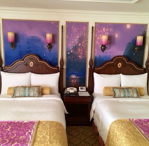 Tangled Guest Room Tokyo Disneyland Hotel Tangled Room, Disney Kids Rooms, Themed Hotel Rooms, Casa Disney, Deco Disney, Disney Bedrooms, Disney Rooms, Disneyland Hotel, Disney Rapunzel