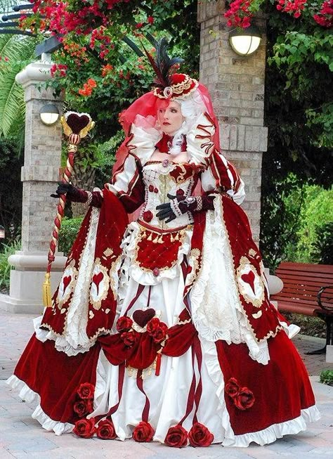 Queen of Hearts Fancy Clothing, Costume Carnaval, Queen Of Hearts Costume, Heart Costume, Wonderland Costumes, Diy Halloween Costume, Chique Outfits, Beautiful Costumes, Fantasy Costumes