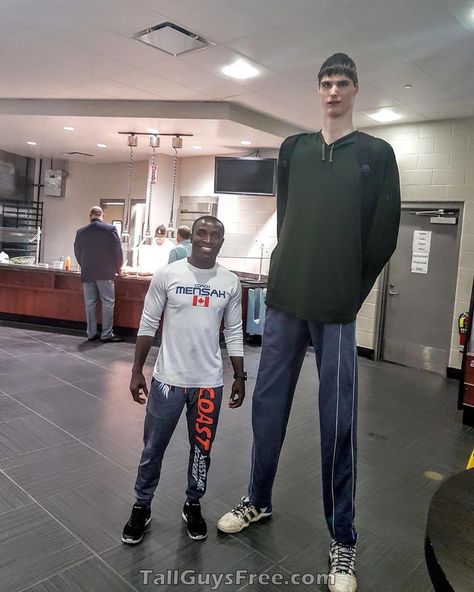 Robert Bobroczkyi GIANT Human Giant, Nephilim Giants, Giant People, Racing Boots, Human Oddities, Scruffy Men, Shocking Facts, Tall People, Cute Black Guys