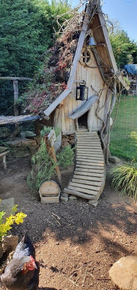 Diy Duck Enclosure Ideas, Chicken Coop Interior Ideas, Poultry House, Crooked House, Woodland Cottage, Wendy House, Coop Design, Backyard Buildings, Chicken Garden