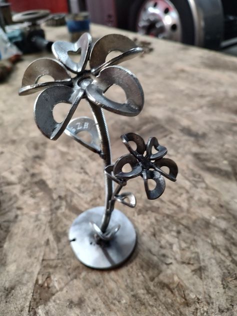 Washer Art Welded, Welded Washer Flower, Welded Mothers Day Gifts, Aesthetic Welding Projects, Welded Flowers Simple, Washer Welding Art, Welding Projects For Her Gifts, Basic Welding Projects, Welding Crafts For Girlfriend