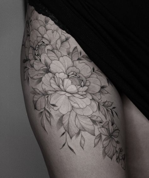 Fineline Floral Upper Leg Hip Tattoo Instagram:@necro_noir Floral Upper Leg Tattoo, Fineline Leg Tattoo, Leg Hip Tattoo, Floral Hip Tattoo Thigh Piece, Flower Thigh Tattoo, Front Thigh Tattoos, Floral Hip Tattoo, Upper Leg Tattoos, Side Hip Tattoos