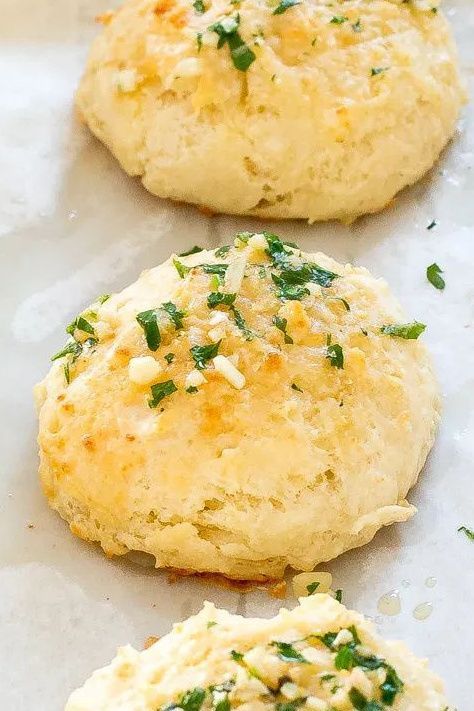 Biscuits Red Lobster, Red Lobster Cheddar Biscuits, Simple Biscuits, Red Lobster Copycat, Garlic Cheese Biscuits, Best Easy Dinner Recipes, Restaurant Inspired Recipes, Pumpkin Coffee Cakes, Pasta Side Dishes