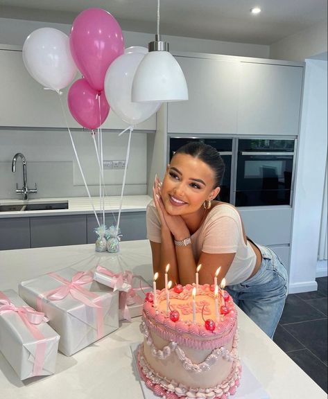 Sweet 17, Birthday Goals, Cute Birthday Pictures, 21st Birthday Photoshoot, Birthday Ideas For Her, Cute Birthday Ideas, Birthday Dinner Party, Birthday Babe, 22nd Birthday