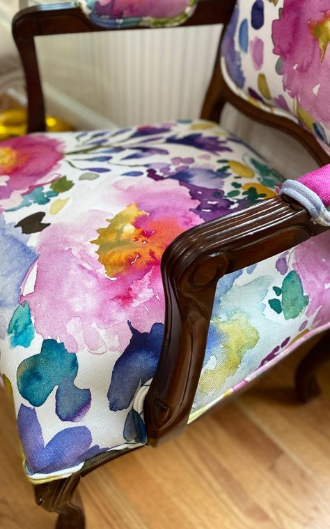 Chair Reupholstery, Painting Wooden Furniture, Furniture Upcycle, Funky Chairs, Victorian Chair, Reupholster Chair, Furniture Fix, Solid Wood Chairs, Furniture Chairs