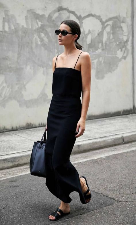 How to dress like an Italian woman this summer. Master the Italian bombshell look and what are the most important aspects of Italian fashion for summer. | Italy fashion and Italian style | #italianfashion #italianstyle #italianwomen Minimalist Moda, How To Look Expensive, Woman In Black, Italian Women, Easy Style, Dion Lee, Business Outfit, 가을 패션, Classic Outfits