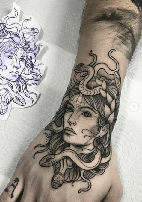 tatuagens fodasticamente foda on Twitter: "Gosta de tatuagens? Então segue nossa página para as melhores fotos 🥰🔥… " Beautiful Medusa, Medusa Tattoos, Backpiece Tattoo, See Tattoo, Medusa Tattoo Design, Medusa Art, Greek Mythology Tattoos, Wicked Tattoos, Tattoos Geometric