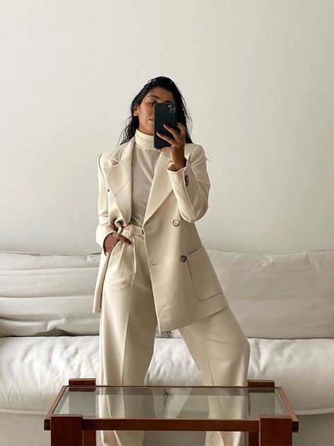 Monikh Dale, Womens Fall Coats, Parisian Outfit, Fall Fashion Coats, Fall Wardrobe Essentials, Date Night In, Stylish Coat, Timeless Wardrobe Staples, Fall Coat