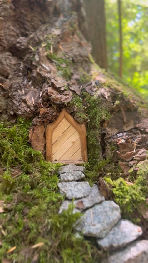 Pixie Doors Fairy Homes, Fairy House Made From Nature, Faerie House Diy, Diy Fairy Playhouse, Fairy Outdoor Decor, Fairy Doors On Trees Diy, Fairy Garden Camping Theme, Fairy Door On Tree, Magic Fairy Garden