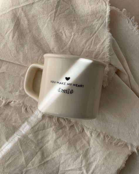 Tazas Aesthetic, Aesthetic Mugs, Cup Aesthetic, Fashion Show Invitation, Ceramic Cafe, Diy Pottery Painting, Color Me Mine, Aesthetic Lockscreens, Cute Coffee Cups