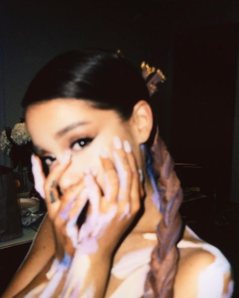 Ariana Grande and Pete Davidson are taking their social media flirting up a notch Ariana Grande Sweetener Era, Red Dyed Hair, Ariana Grande Eras, Ariana Grande 2014, Ariana Grande Instagram, Sweetener Era, Ariana Grande Album, Ariana Grande Sweetener, Ariana Grande Photos