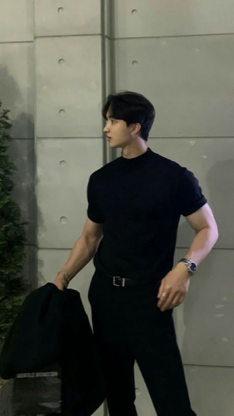 Black Outfit Man Aesthetic, Korean Guy Aesthetic Outfit, Aesthetic Asian Men Outfits, Guys Fits Formal, Korean Men Aesthetic Outfits, Korean Men In Suits, Korean Bf Material, Korean Fashion Men Black, Korean Boys Outfit