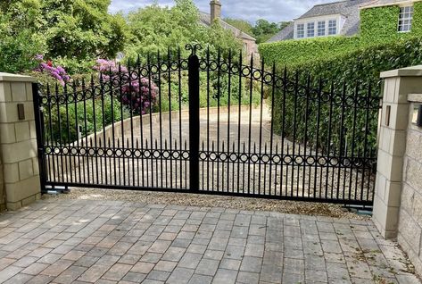 Electric Sliding Gates Entrance, Metal Driveway Gates Design, Sliding Porch Gate Diy, Metal Gates Entrance, Driveway Gates Metal, Wrought Iron Gates Driveway, Iron Gates Driveway, Electric Sliding Gates, Automatic Gates Driveways