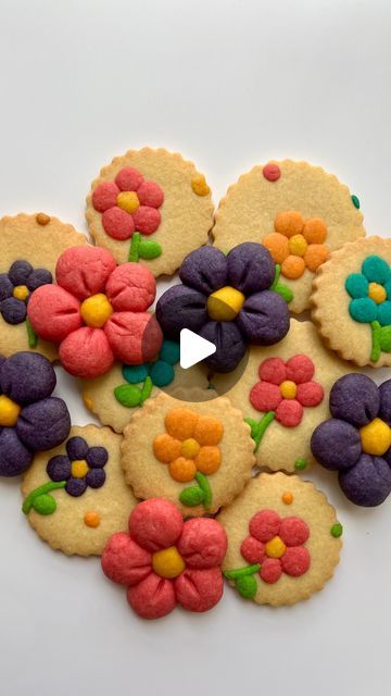 How To Decorate Biscuits, Shortbread Cookie Decorating, Sable Cookies Recipe, Colourful Cookies, Kitchen Apothecary, Painted Cookies, Biscuit Decoration, Shortbread Biscuits, Baking Decorating