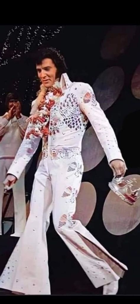 Black Elvis, Elvis Aloha From Hawaii, Elvis Presley Wallpaper, Elvis Presley Concerts, Aloha From Hawaii, Elvis Presley Graceland, Elvis Jumpsuits, Elvis In Concert, Elvis Presley Images