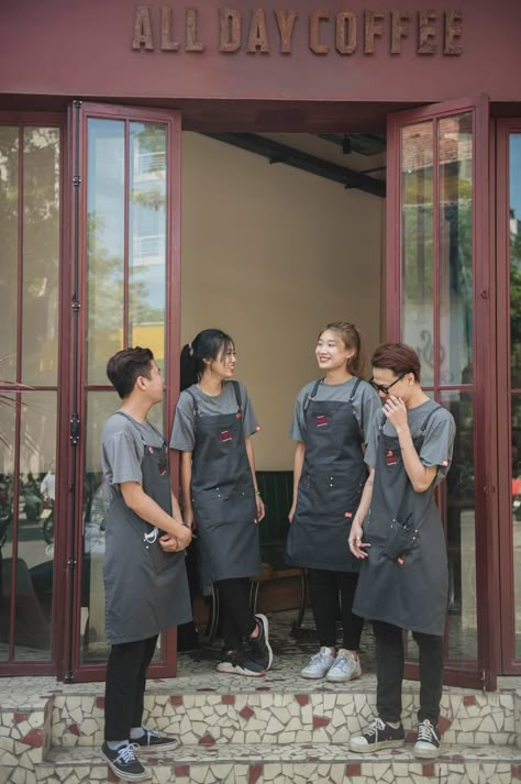 Caffe Photoshoot Ideas, Cafe Barista Outfit, Cafe Worker Outfit, Coffee Shop Uniform, Barista Outfit, Barista Uniform, Waiter Outfit, Barista Outfits, Cafe Uniform