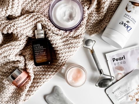 Winter Skincare Photography, Winter Skincare Aesthetic, Foto Skincare Aesthetic, Skincare Aesthetic Photography, Skincare Photoshoot, Winter Skincare Routine, Winter Products, Winter Skin Care Routine, Winter Skincare