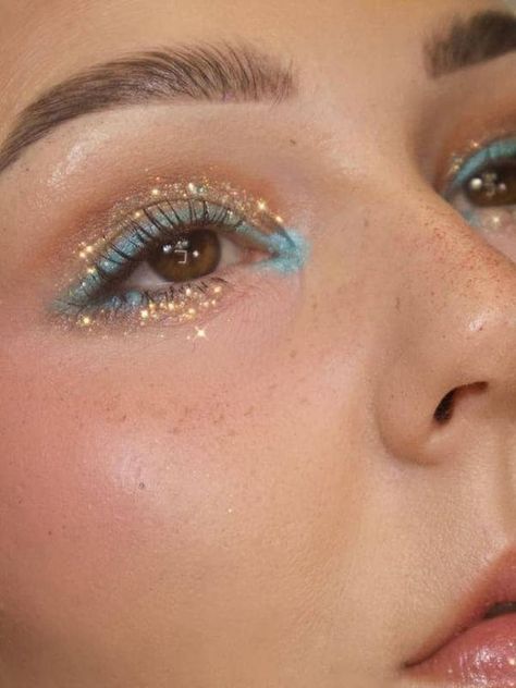 Makeup Looks Colourful Eyeshadows, Boho Prom Makeup, Gold Blue Eye Makeup, Subtle Teal Eye Makeup, Trendy Makeup Looks 2023 Natural, Summer Party Makeup Looks, Beachy Eye Makeup, Makeup Inspo Concert, Greta Van Fleet Concert Makeup