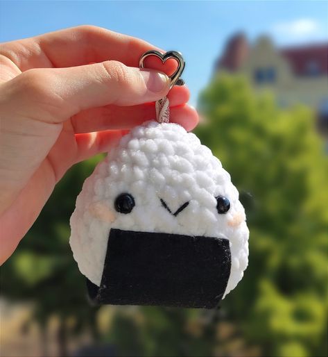 Amigurumi crochet Onigiri 🍙😋 Crochet Tutorial Pattern, Quick Crochet Patterns, Crochet Bee, Crochet Design Pattern, Cute Accessories, Quick Crochet, Fun Crochet Projects, Crochet Keychain, Unique Crochet