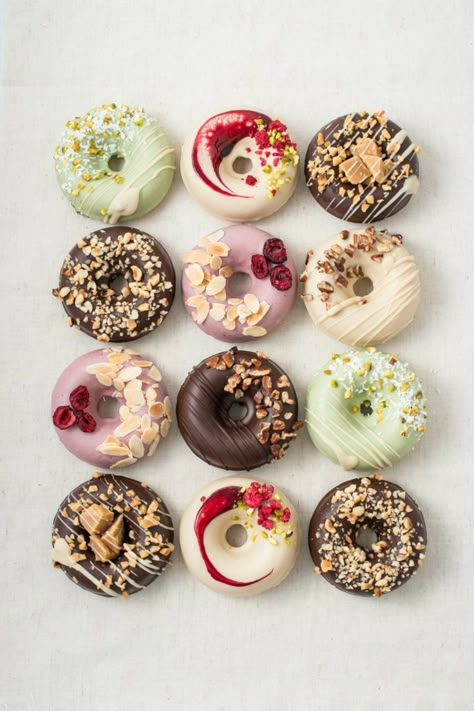 Doughnut Toppings Ideas, Fancy Doughnut, Donut Flavors Ideas, Gourmet Donuts Ideas, Donut Toppings Ideas, Donuts Decorating Ideas, Mini Donuts Business, Vegan Donuts Baked, Vegan Gluten Free Donuts