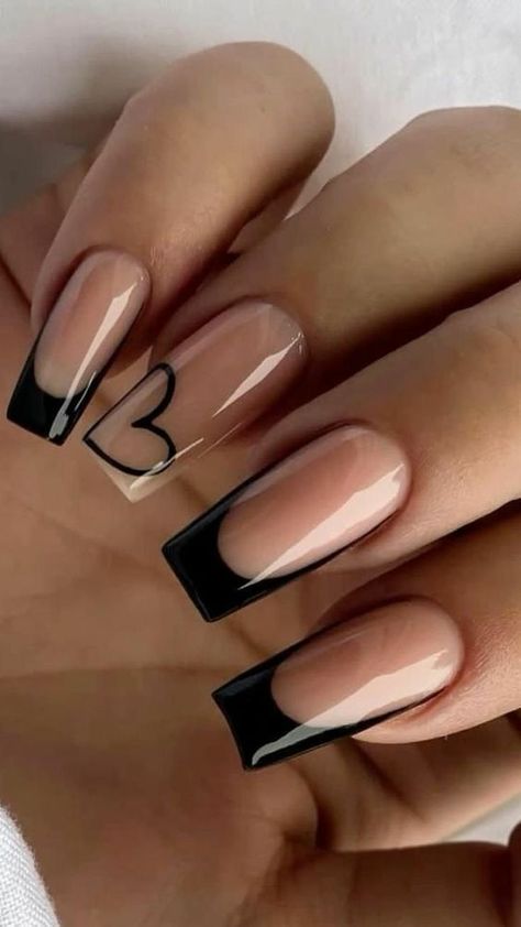 Nail the Summer Look: May Nail Ideas for 2024 Graduation Nail Art, Nail Design Glitter, Pink Glitter Nails, Graduation Nails, Black Nail Designs, Nagel Inspo, Heart Nails, Nail Designs Spring, Nails Short