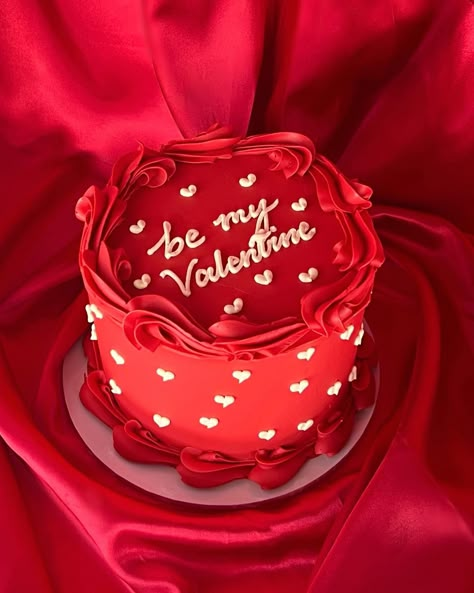 Mini Valentine Cakes, Valentines Bakery, Valentines Cakes And Cupcakes, Bolo Vintage, Valentines Baking, Heart Cakes, Simple Cake Designs, Red Cake, Valentine Desserts