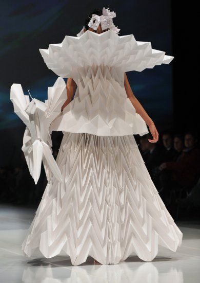 … Mode Origami, Paper Costume, Sculpture Fashion, Architectural Fashion, Outrageous Fashion, Crazy Dresses, Origami Dress, Paper Clothes, Origami Fashion