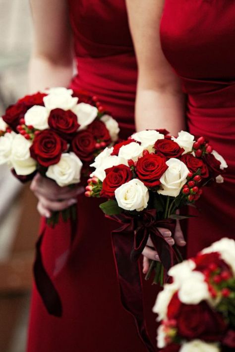 little teeny cranberries bouquets for christmas wedding Christmas Wedding Ideas, Crimson Wedding, Christmas Wedding Bouquets, Christmas Wedding Flowers, Burgundy Wedding Theme, Inexpensive Wedding Flowers, Burgundy Wedding Colors, Fall Barn Wedding, Red And White Weddings