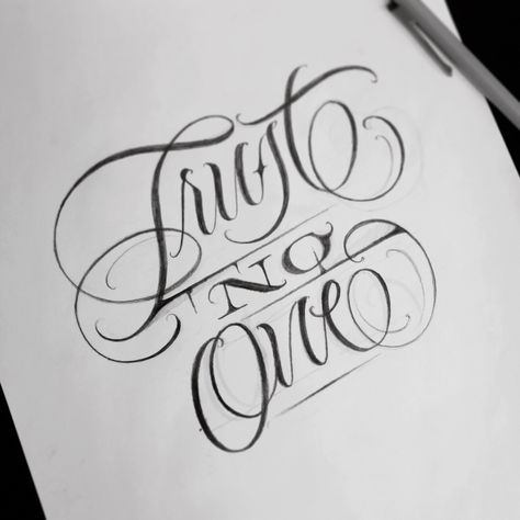 Trust No One Tattoo, Traditional Chicano Tattoos, Lettrage Chicano, Art Chicano, Chicanas Tattoo, Tattoo Fonts Alphabet, Tattoo Fonts Cursive, Lettering Styles Alphabet, Tattoo Lettering Design