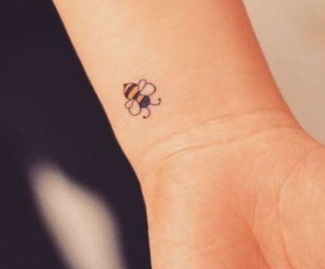 Bee Tattoo Meaning, Small Bee Tattoo, Bee Tattoos, Honey Bee Tattoo, Bumble Bee Tattoo, Tattoo Themes, Cute Tattoo, Small Bees, E Tattoo