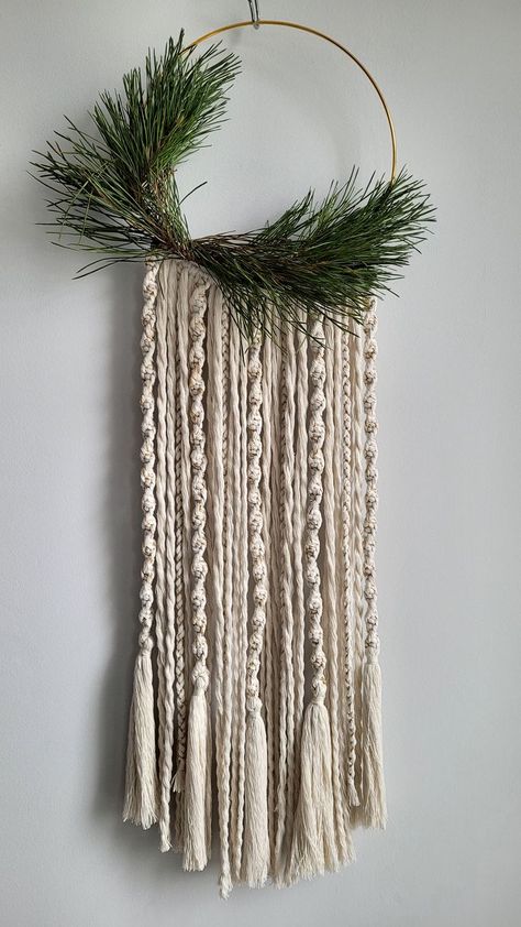 Wall Art Decoration Ideas, Simple Macrame Wall Hanging, Art Decoration Ideas, Diy Wall Hanging Yarn, Diy Christmas Crackers, Macrame Garland, Simple Macrame, Dried Berries, Home 2023