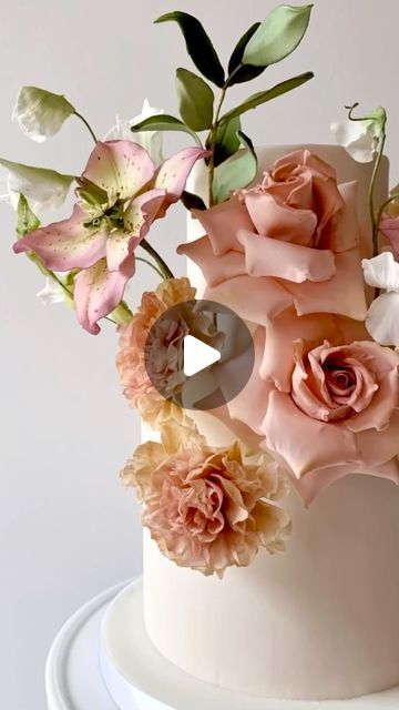 Gumpaste Flower Cake, Gum Paste Flowers Cake, Gum Paste Flowers Tutorials, Hot Takes, Sugar Paste Flowers, Sugar Flowers Tutorial, Fondant Flower Cake, Wafer Paper Flowers, Flowers Tutorial