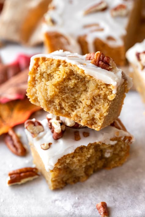 These maple pecan blondies are thick and chewy, and brimming with the rich, buttery flavor of maple and toasted pecans in every bite! | thecozyapron.com #maplepecanblondies #maplepecanblondiesrecipe Maple Pecan Blondies, Pecan Blondies Recipe, Wooden Cake Plate, Pecan Blondies, Apple Cinnamon Rolls, Blondies Recipe, Maple Pecan, Pumpkin Pancakes, Cozy Meals